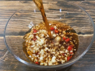 5、凉拌黑木耳,小米椒 泡椒 蒜末 米醋