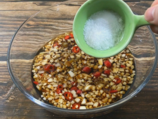 7、凉拌黑木耳,糖一勺 盐一勺