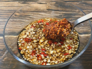 8、凉拌黑木耳,辣子油 调匀