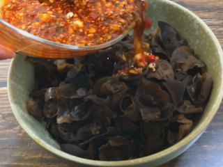 9、凉拌黑木耳,倒入容器中