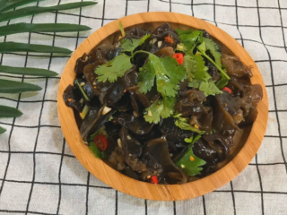 12、凉拌黑木耳,酸辣可口的凉拌木耳就完成了