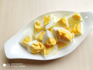 6、藜麦生菜沙拉,将剥好凉透的鸡蛋切成块。