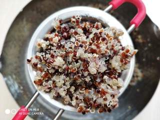 10、藜麦生菜沙拉,藜麦用漏勺捞出控干水分。