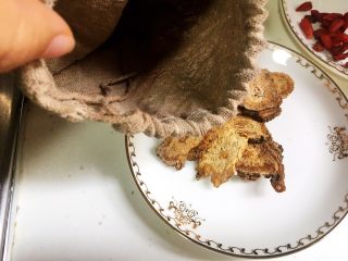 3、电压锅版调经养生汤,把中药材都放进纱布或者中药包里