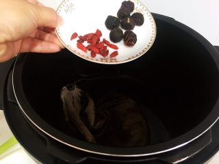 5、电压锅版调经养生汤,放入桂圆枸杞