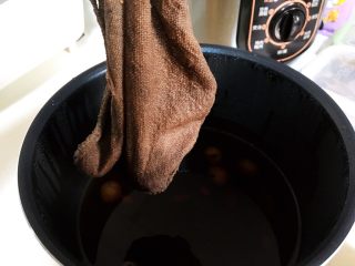 8、电压锅版调经养生汤,把中药包拿出，药渣扔掉