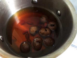 9、电压锅版调经养生汤,这时候找一个奶锅吃多少倒多少汤，里面的桂圆枸杞是要吃的哦