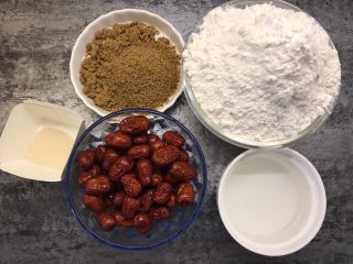 1、红枣红糖馒头,准备好所有食材