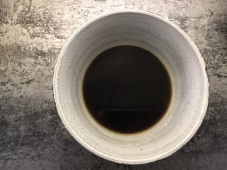 2、红枣红糖馒头,50g克红糖 + 100克开水搅至红糖完全融化