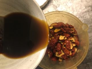 4、红枣红糖馒头,切好的红枣放进料理机，放入混合好的红糖水