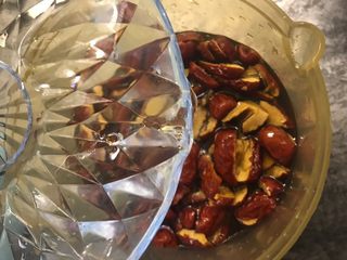 5、红枣红糖馒头,再倒入200克水