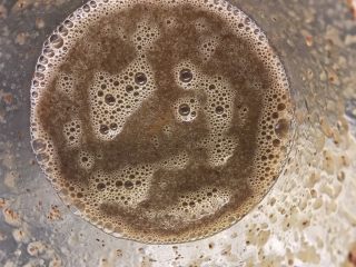 6、红枣红糖馒头,将红枣搅打成细腻的糊状