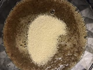 7、红枣红糖馒头,加入酵母搅拌均匀