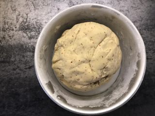 8、红枣红糖馒头,将打好的红枣红糖水混入500g 面粉中，用筷子搅拌均匀，揉成光滑的面团