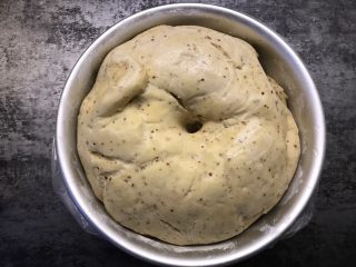 9、红枣红糖馒头,盖上保鲜膜发酵至两倍大