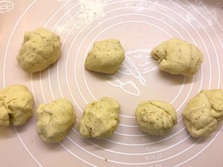 11、红枣红糖馒头,面团揉好后摘成小面团