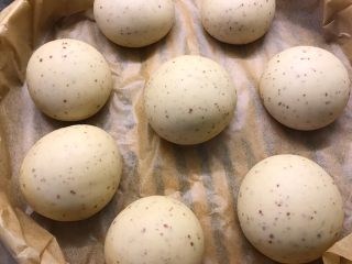 12、红枣红糖馒头,揉圆放在蒸笼或蒸锅里进行二次醒发