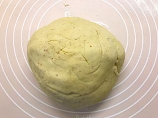 10、红枣红糖馒头,案板上撒些面粉，面团拿出来揉10分钟左右，把中间的气泡排空揉匀