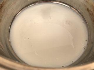 2、萄式蛋挞～经典简易版,牛奶倒入锅中