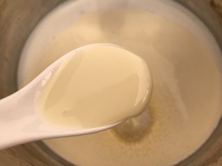 5、萄式蛋挞～经典简易版,加入一勺炼奶