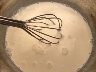 6、萄式蛋挞～经典简易版,煤气灶上加热，边搅拌边加热，直到糖全部融化