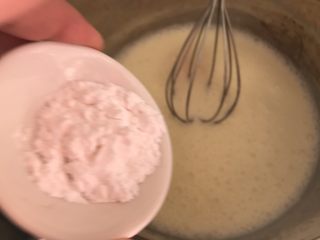 7、萄式蛋挞～经典简易版,加入玉米淀粉，搅匀均匀后，晾凉备用