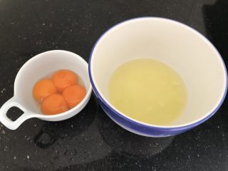 8、萄式蛋挞～经典简易版,鸡蛋，蛋清蛋黄分离，因为只用到蛋黄