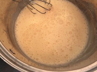 9、萄式蛋挞～经典简易版,搅拌均匀至蛋黄和奶液完全融合，这样蛋挞液就做好了