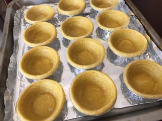 11、萄式蛋挞～经典简易版,蛋挞皮先入烤箱，210度中层上下火烤5分钟后，取出，稍凉降温