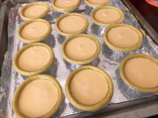 12、萄式蛋挞～经典简易版,然后加入蛋挞液至8分满