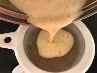 10、萄式蛋挞～经典简易版,过筛1-2次备用，这样口感才能嫩滑细腻