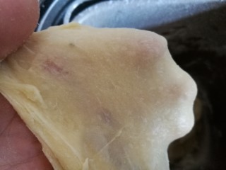 1、圣女果披萨,后油法揉出手套膜,然后直接放在面包桶发酵2.5倍大