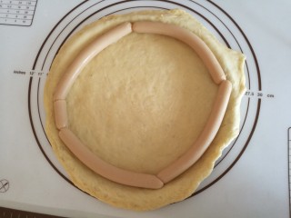 5、圣女果披萨,四周摆上火腿肠