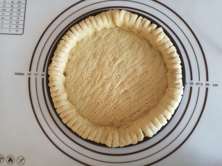 8、圣女果披萨,用叉子叉小洞