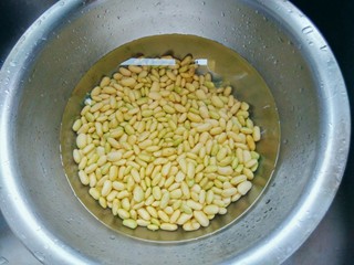 2、黄豆炖猪蹄,我是冰箱冷冻保存的黄豆，先泡水解冻。