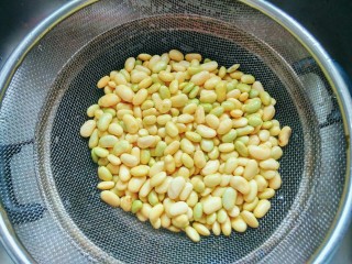 3、黄豆炖猪蹄,倒入漏盆，沥干水份。