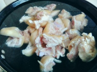 5、黄豆炖猪蹄,猪蹄下入冷水锅中，大火烧开。