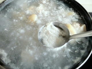 6、黄豆炖猪蹄,开始泡沫很多，用汤勺不断撇出去。