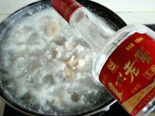 7、黄豆炖猪蹄,第一层泡沫撇出去，又出来许多泡沫，倒入约30克曲酒，用汤勺搅拌一下。