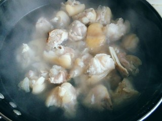 8、黄豆炖猪蹄,继续撇泡沫，直至再没有泡沫浮出。