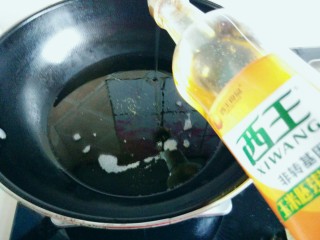 11、黄豆炖猪蹄,炒锅放火上，倒入100克食用油，烧至5成热。