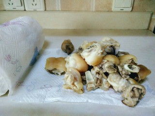 10、黄豆炖猪蹄,将猪蹄放厨房用纸上，吸干水份备用。