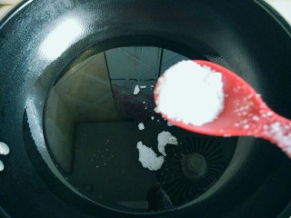 12、黄豆炖猪蹄,加入3克盐