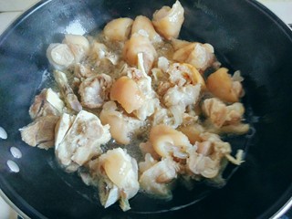 13、黄豆炖猪蹄,将猪蹄慢慢倒入锅中，保持中小火，慢慢翻动猪蹄。
