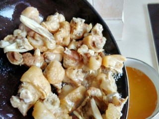 15、黄豆炖猪蹄,先将锅中的油，慢慢倒入一个容器中。