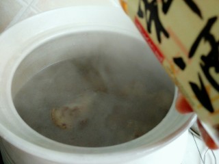 17、黄豆炖猪蹄,倒入炸好的猪蹄，加入大半锅开水，加入30克料酒。