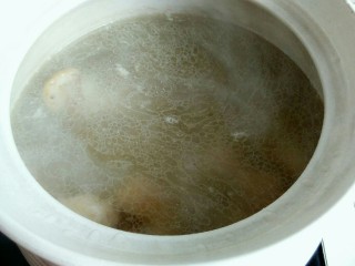 19、黄豆炖猪蹄,大火烧开，转中小火煮一小时。注意，炖煮全程不要盖盖子。