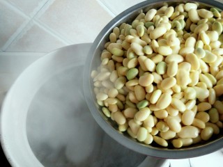 20、黄豆炖猪蹄,倒入黄豆，继续中小火炖煮一小时。