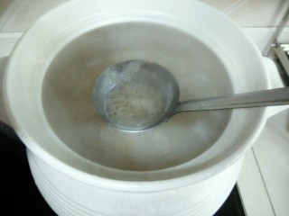 21、黄豆炖猪蹄,一小时后，汤汁减少一半，撇去浮沫和部分油汁。