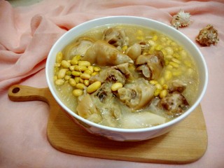 23、黄豆炖猪蹄,出锅装汤碗，秋风瑟瑟的天，喝一碗热乎乎的猪蹄黄豆汤，暖胃又暖心噢。